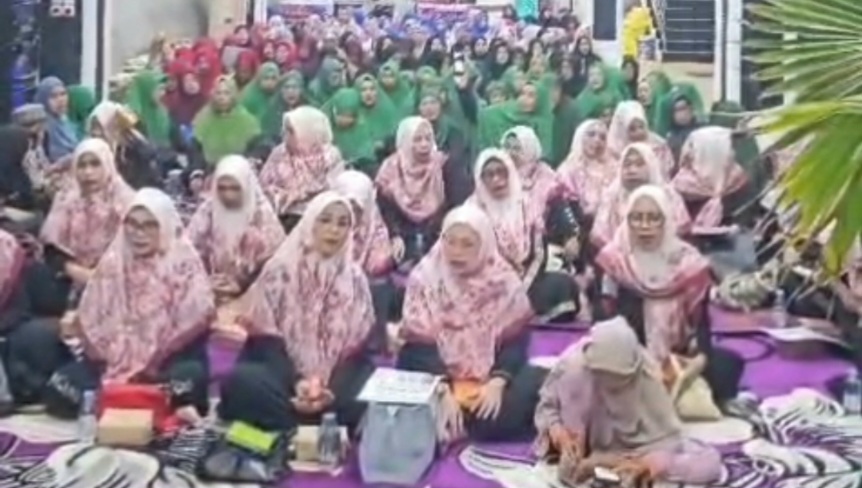 Ibu-ibu Kolonodale Antusias Hadiri Pengajian Malam Jum'at di Kediaman Ketua DPRD Morut