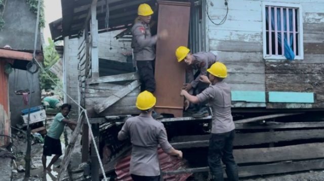 Brimob Sulteng Bantu Warga Wani-Pantoloan Evakuasi Barang dan Bersihkan Lumpur