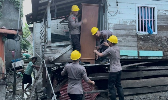 Brimob Sulteng Bantu Warga Wani-Pantoloan Evakuasi Barang dan Bersihkan Lumpur
