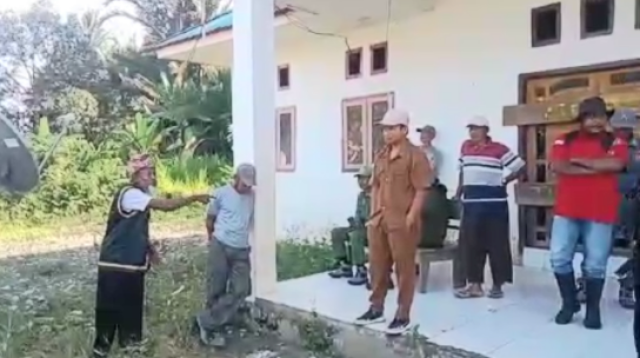 Tokoh Adat dan Warga Segel Kantor Desa Winangabino Morut, Tuntut Kades Diberhentikan