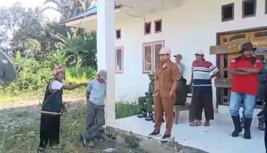 Tokoh Adat dan Warga Segel Kantor Desa Winangabino Morut, Tuntut Kades Diberhentikan