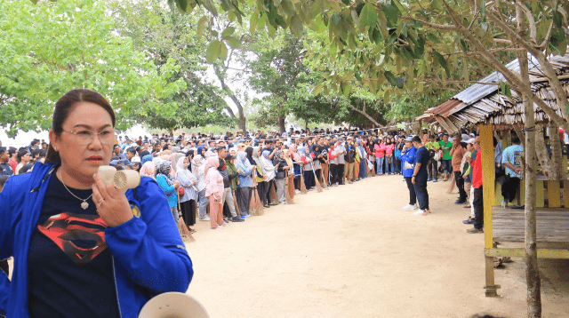 Gercep Arahan Presiden, Pemkab Donggala Aksi Bersih-bersih di Pantai Bonebula
