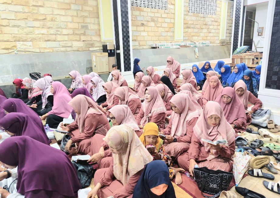 Ibu-Ibu di Kolonodale Istiqamah Hadiri Pengajian Rutin Malam Jumat
