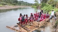 Akses Terbatas, Murid SD 10 Sojol Harus Naik Rakit di Sungai Berbuaya Tiap Hari