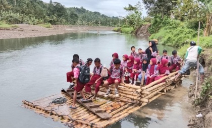 Akses Terbatas, Murid SD 10 Sojol Harus Naik Rakit di Sungai Berbuaya Tiap Hari