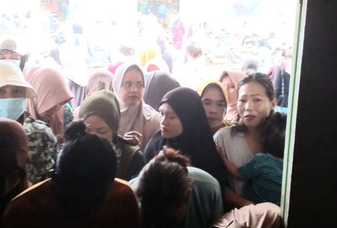 Sambut Ramadan 1447 H, Warga Kolonodale Serbu Pasar Sembako Murah Ketua DPRD Morut