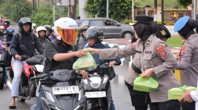 Polwan Polda Sulteng bagikan Ratusan paket Takjil kepada pengendara