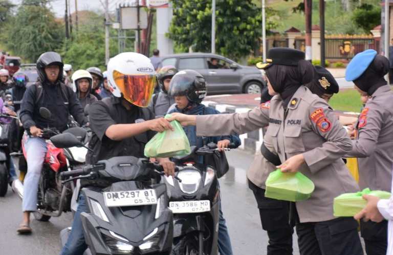 Polwan Polda Sulteng bagikan Ratusan paket Takjil kepada pengendara