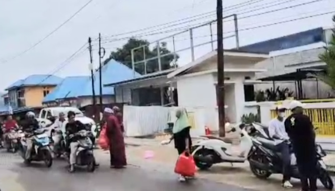 100 Paket Takjil di Jumat Terakhir Ramadan dari Ketua DPRD Morut