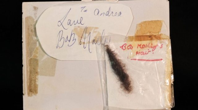 Sehelai rambut gimbal milik Bob Marley dari penampilannya di Top of the Pops tahun 1978, dalam lelang langka pada 9 April. Memorabilia ini juga dilengkapi tanda tangan asli sang legenda reggae.