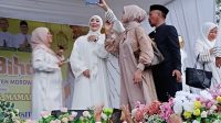 Angelina Sondakh Jadi Rebutan Ibu-ibu Morut untuk Berswafoto