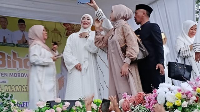 Angelina Sondakh Jadi Rebutan Ibu-ibu Morut untuk Berswafoto