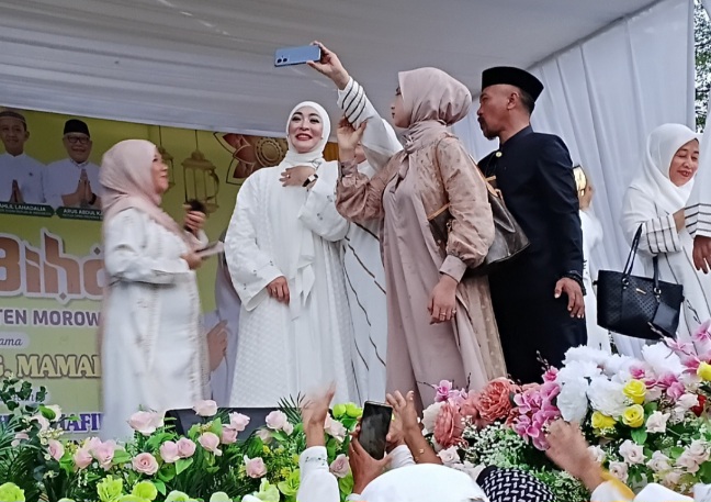 Angelina Sondakh Jadi Rebutan Ibu-ibu Morut untuk Berswafoto