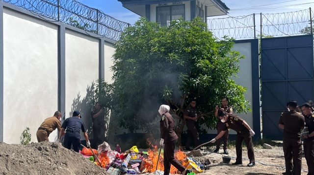 Kejati Sulteng Musnahkan 3,2 Juta Batang Rokok Ilegal Hasil Perkara Bea Cukai