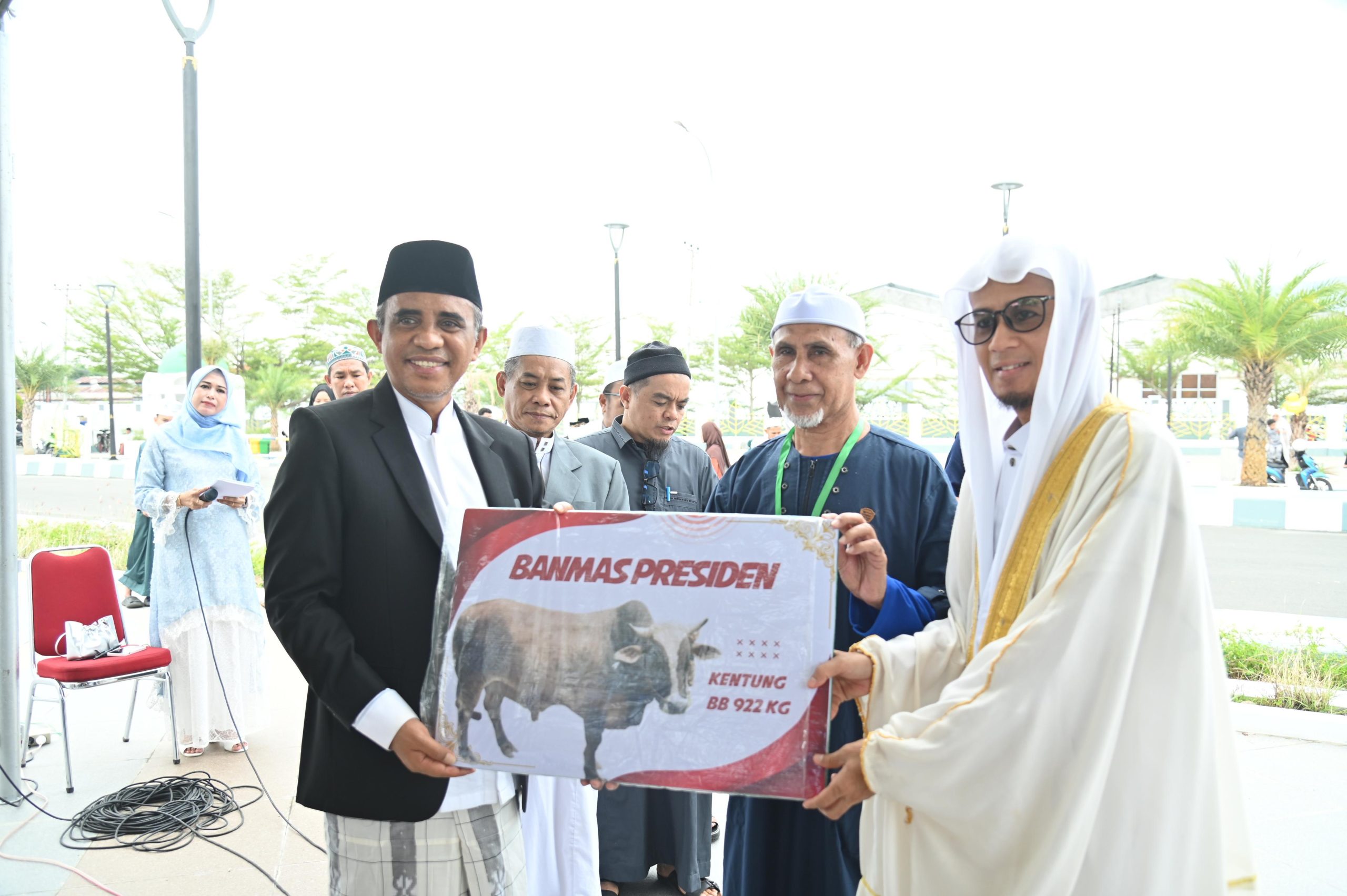 Serahkan 127 Hewan Kurban, Gubernur Anwar Hafid Apresiasi Semangat Berbagi di Sulteng