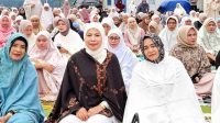 Warda Dg Mamala Shalat Idul Adha Bersama Warga, Pelataran Pelabuhan Kolonodale Dipenuhi Jamaah