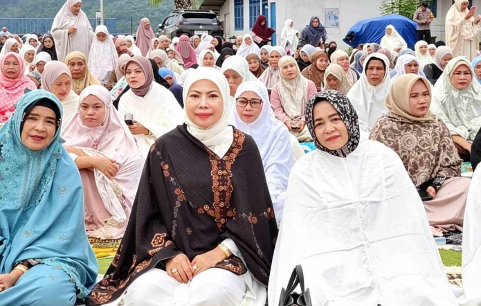 Warda Dg Mamala Shalat Idul Adha Bersama Warga, Pelataran Pelabuhan Kolonodale Dipenuhi Jamaah