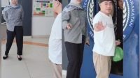 Senyum Khas dan Tulisan di Kaos Jurnalis Hendly Mangkali saat Jalani Hukuman 1 Bulan