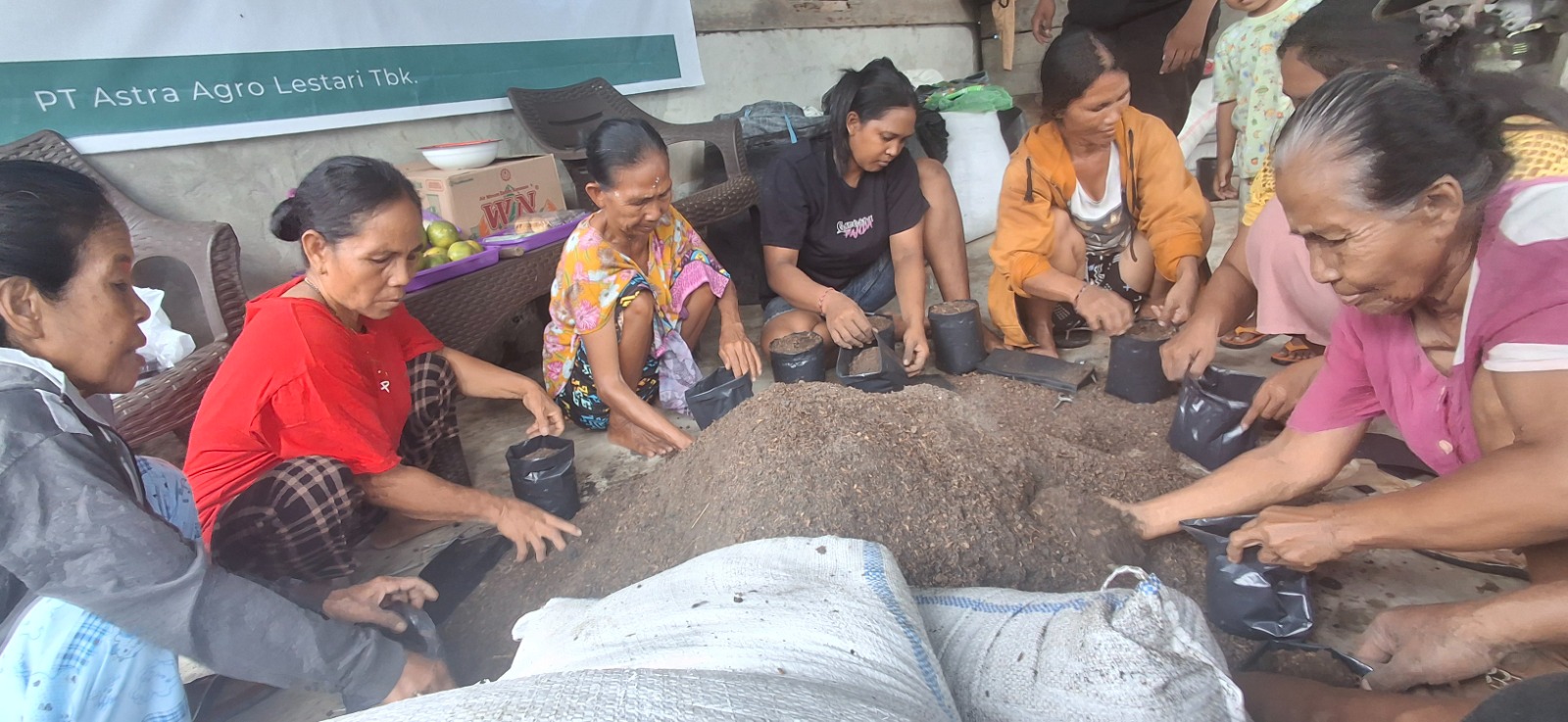 Perempuan Rio Mukti Belajar Budidaya Pekarangan untuk Ketahanan Pangan Keluarga