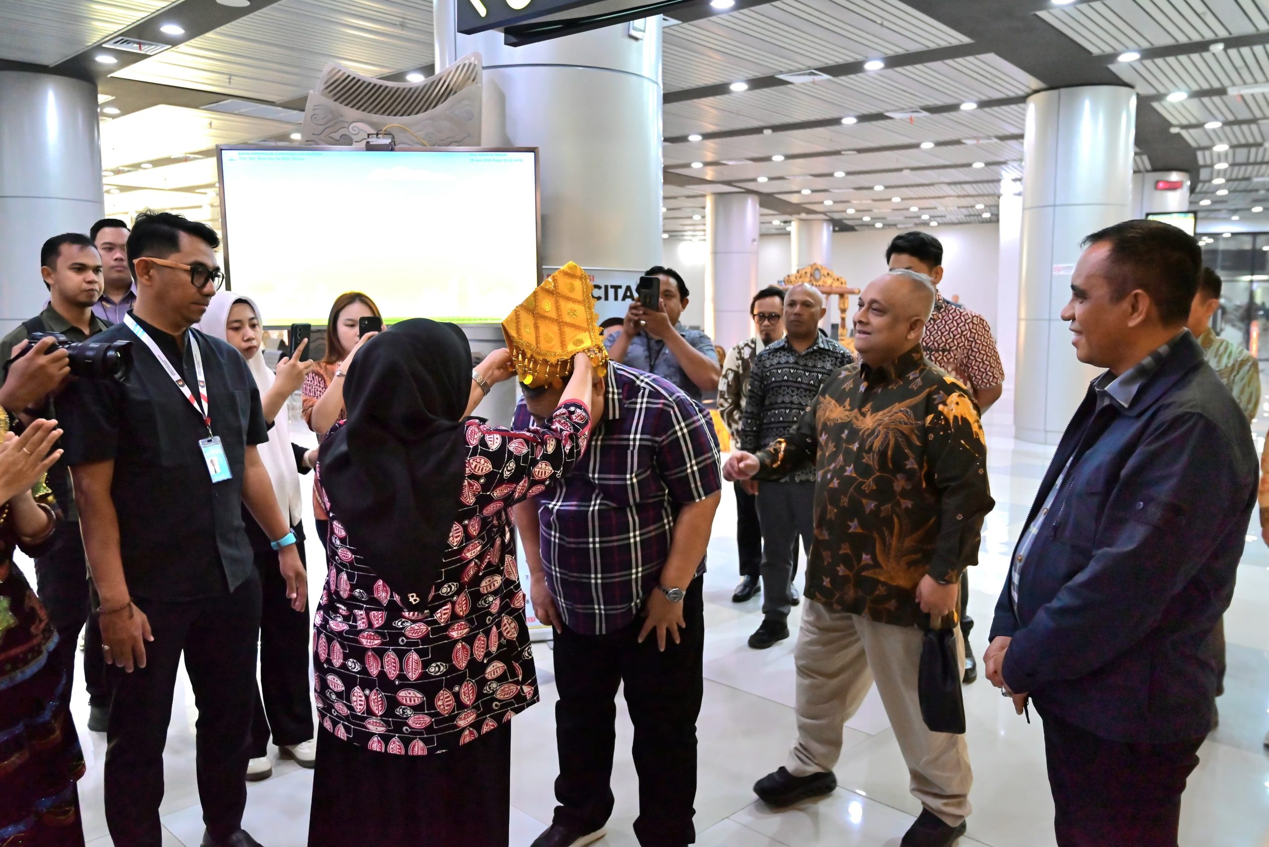 Wagub Sulteng Sambut Kedatangan Anggota BPK RI di Bandara Mutiara SIS Al-Jufri