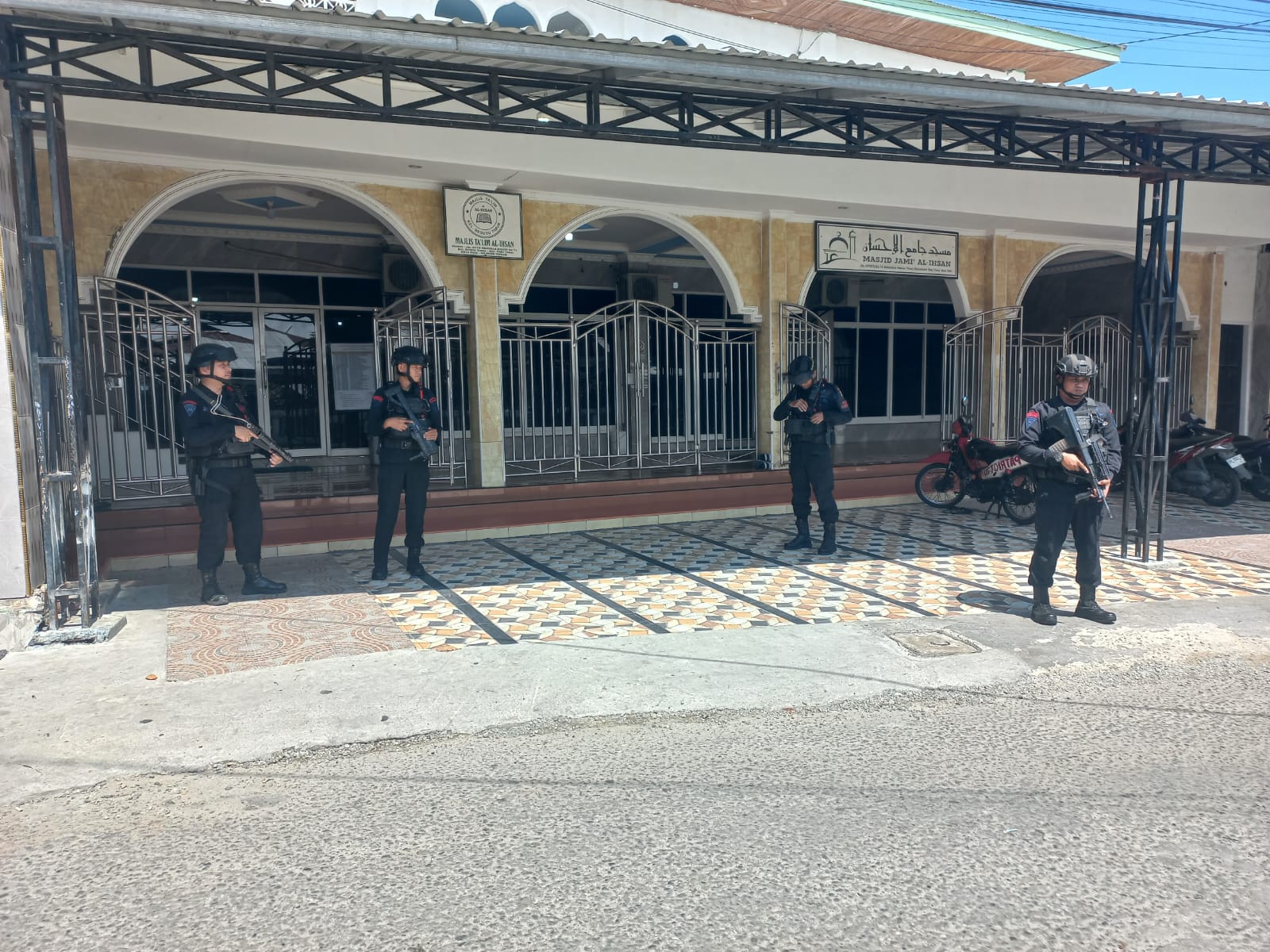 Tim Patra Satbrimob Polda Sulteng Perketat Patroli dan Pengamanan Salat Jumat di Kota Palu
