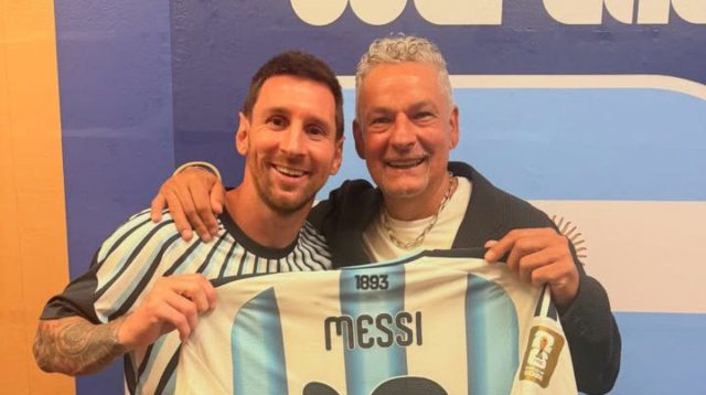Lionel Messi Beri Jersey kepada Roberto Baggio, Momen yang Viral di Media Sosial