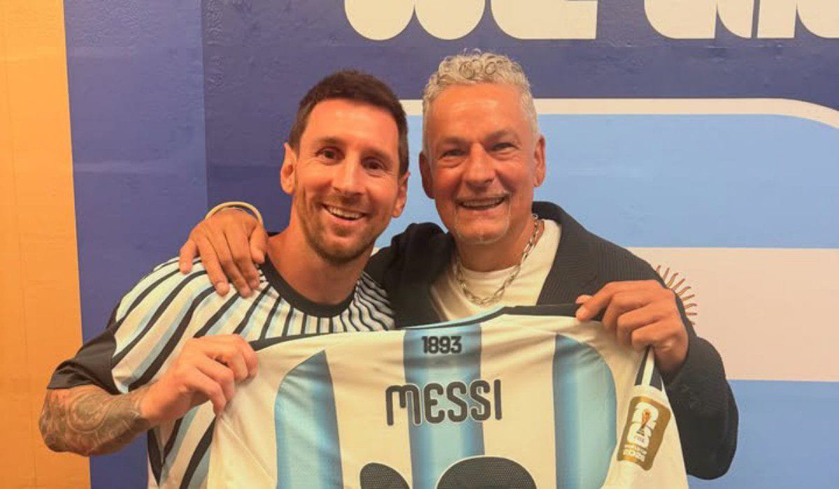 Lionel Messi Beri Jersey kepada Roberto Baggio, Momen yang Viral di Media Sosial