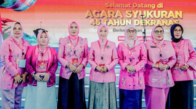 Sry Nirwanti Bahasoan Kenalkan Tenun Donggala di HUT Dekranas ke-46