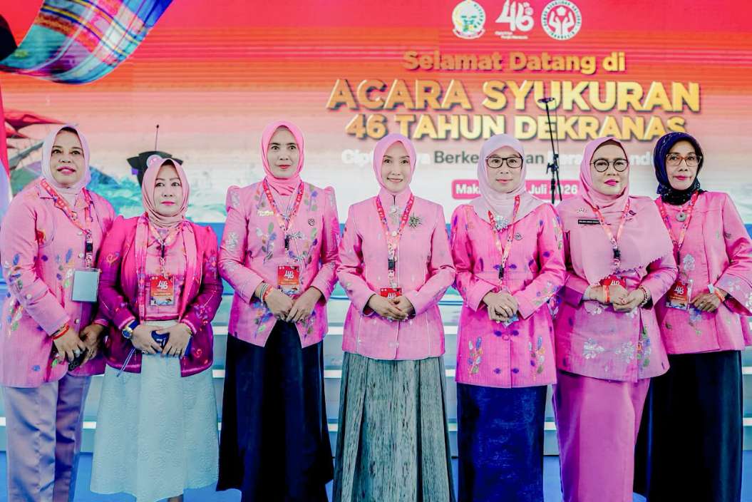Sry Nirwanti Bahasoan Kenalkan Tenun Donggala di HUT Dekranas ke-46