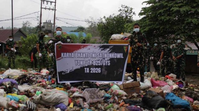 Yonif TP 825/GYS Bersihkan Pasar Beteleme, TNI dan Warga Perkuat Gotong Royong