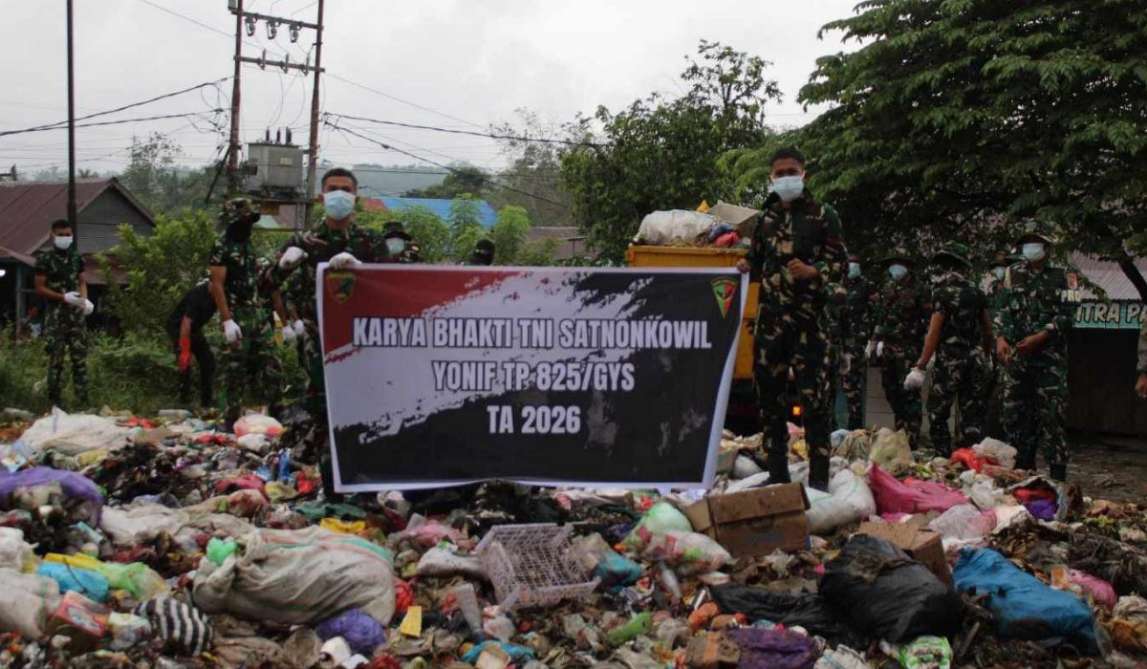 Yonif TP 825/GYS Bersihkan Pasar Beteleme, TNI dan Warga Perkuat Gotong Royong