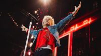 Baru 90 Menit Tampil, Jon Bon Jovi Akhiri Konser Karena Gangguan Kesehatan