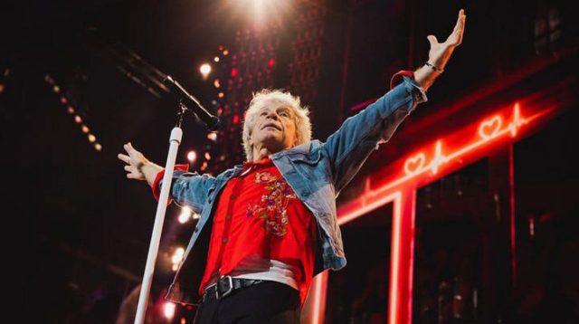Baru 90 Menit Tampil, Jon Bon Jovi Akhiri Konser Karena Gangguan Kesehatan
