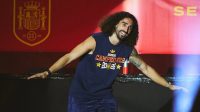 Janji Terbayar, Marc Cucurella Abadikan Luis de la Fuente di Dadanya