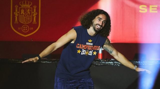 Janji Terbayar, Marc Cucurella Abadikan Luis de la Fuente di Dadanya