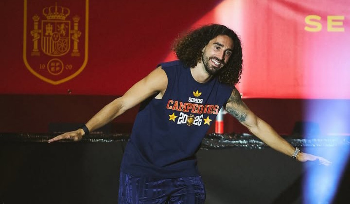 Janji Terbayar, Marc Cucurella Abadikan Luis de la Fuente di Dadanya