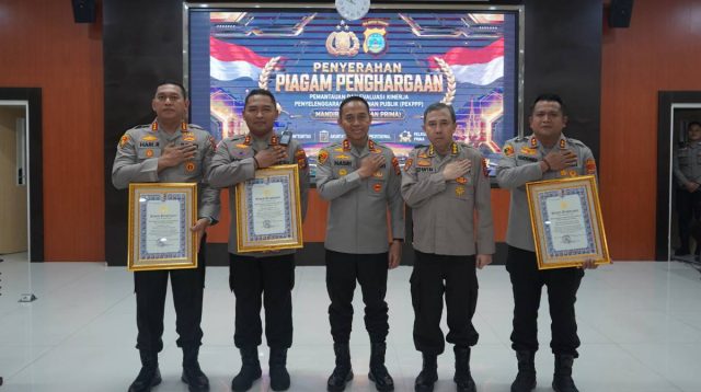 Kapolda Sulteng Serahkan Penghargaan Kapolri, Tiga Polres Raih Predikat Pelayanan Prima