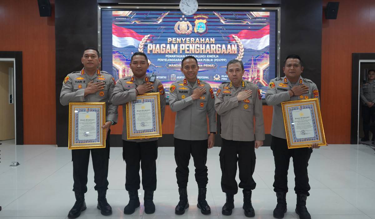 Kapolda Sulteng Serahkan Penghargaan Kapolri, Tiga Polres Raih Predikat Pelayanan Prima