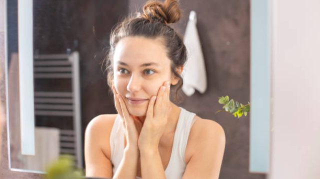 Tak Perlu Makeup Tebal, 10 Rahasia Sederhana Ini Bisa Bantu Kulit Terlihat Lebih Glowing